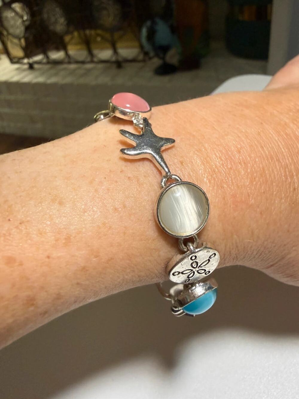 Seashell ocean starfish sand dollar and cabochon silver tone bracelet 7.5”